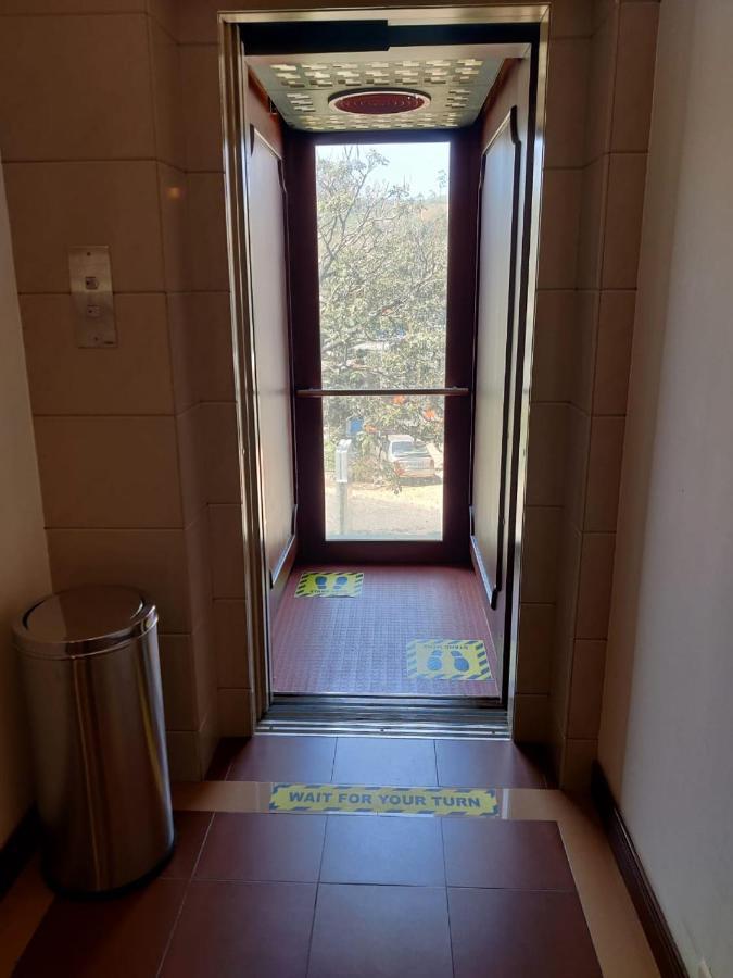 Issacs Residency Hotel Мунар Екстериор снимка