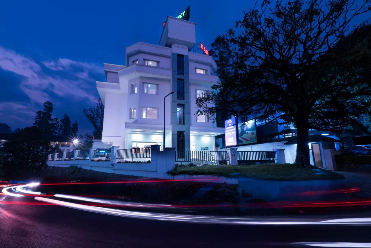 Issacs Residency Hotel Мунар Екстериор снимка