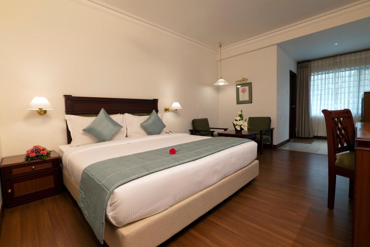 Issacs Residency Hotel Мунар Екстериор снимка
