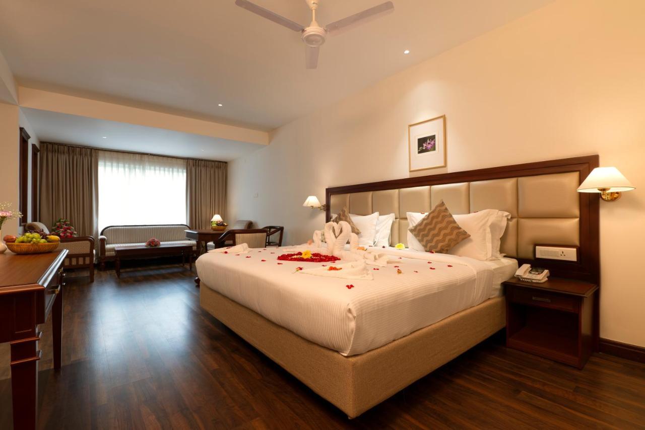 Issacs Residency Hotel Мунар Екстериор снимка