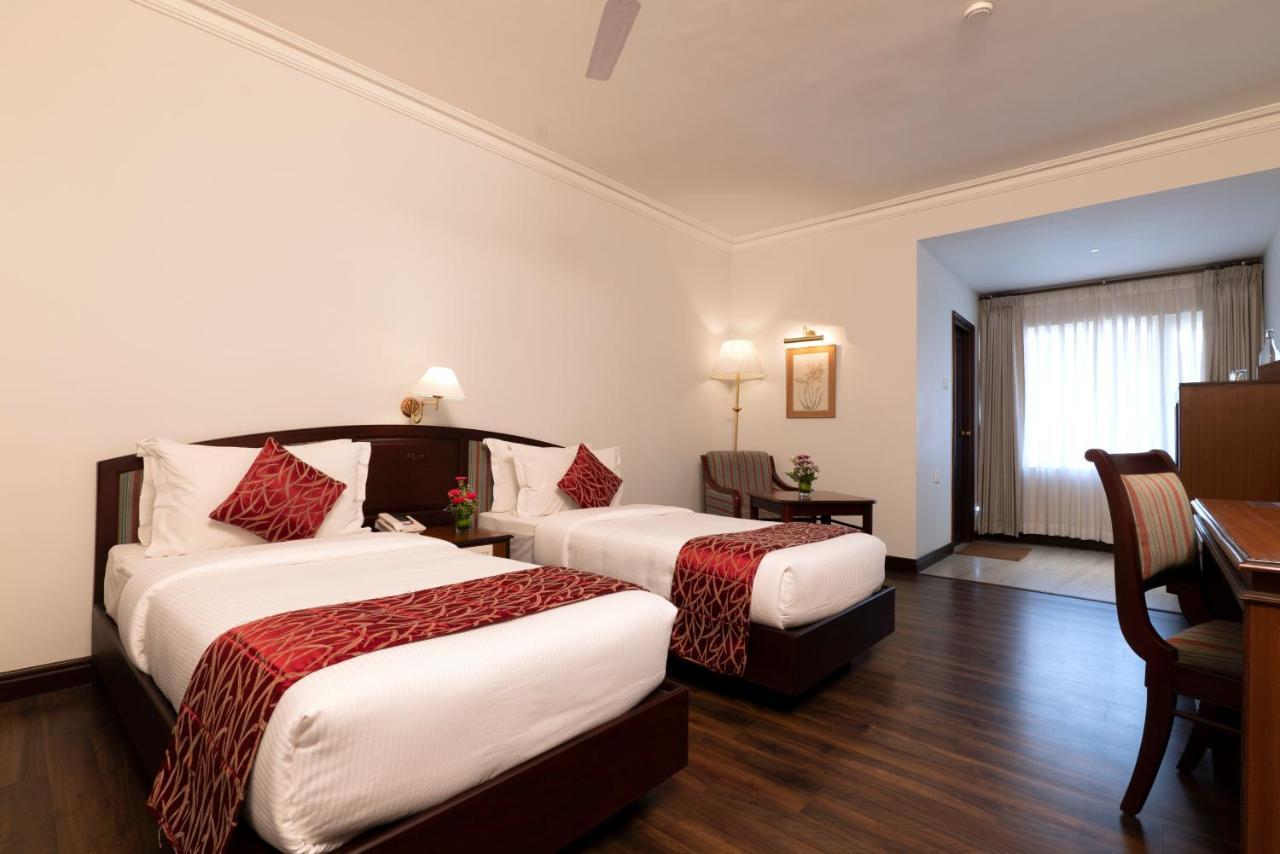 Issacs Residency Hotel Мунар Екстериор снимка