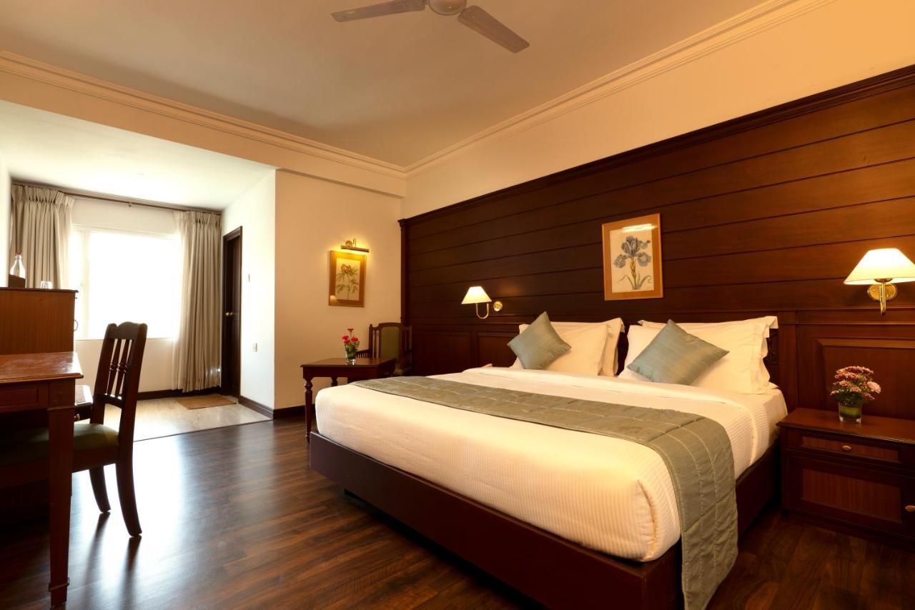Issacs Residency Hotel Мунар Екстериор снимка