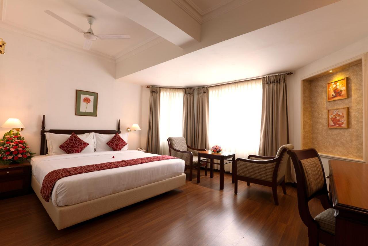 Issacs Residency Hotel Мунар Екстериор снимка