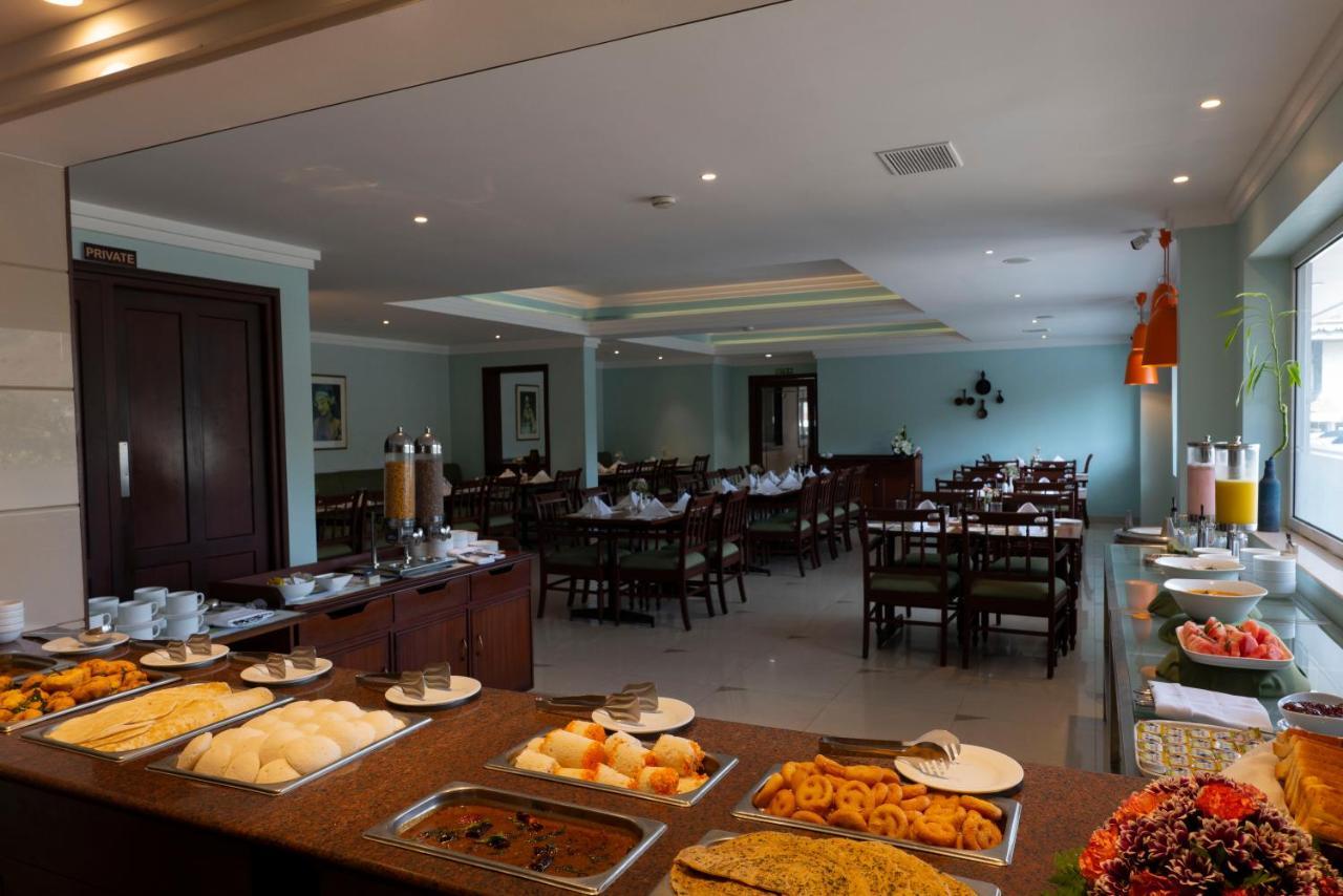Issacs Residency Hotel Мунар Екстериор снимка