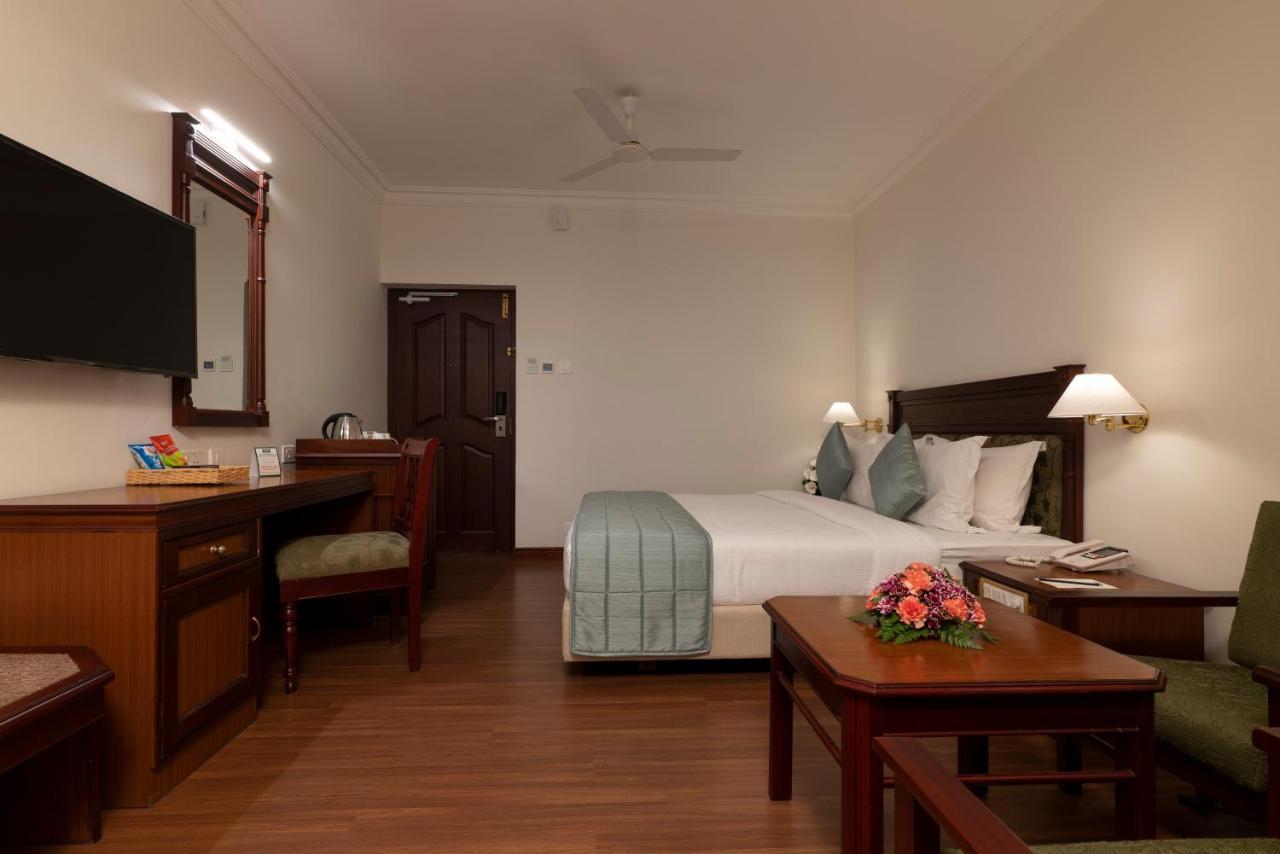 Issacs Residency Hotel Мунар Екстериор снимка