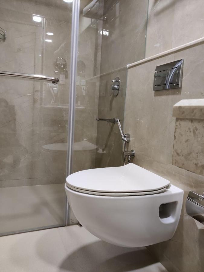 Issacs Residency Hotel Мунар Екстериор снимка