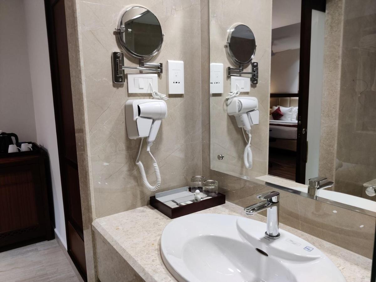 Issacs Residency Hotel Мунар Екстериор снимка
