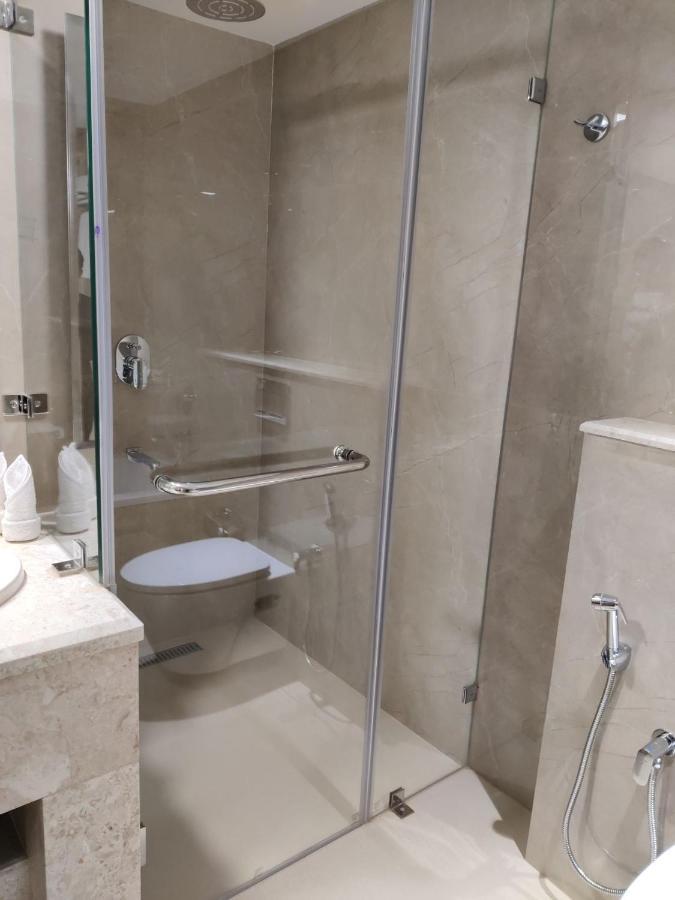 Issacs Residency Hotel Мунар Екстериор снимка