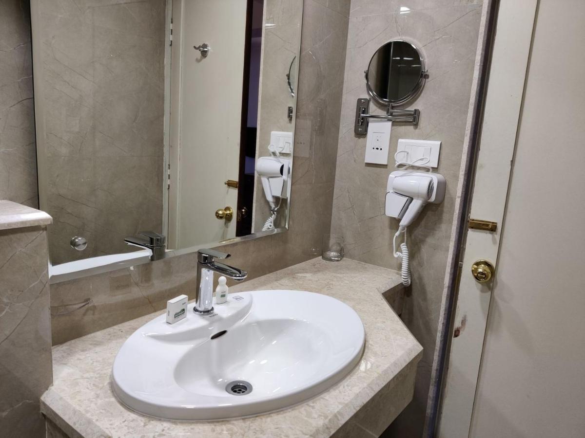 Issacs Residency Hotel Мунар Екстериор снимка