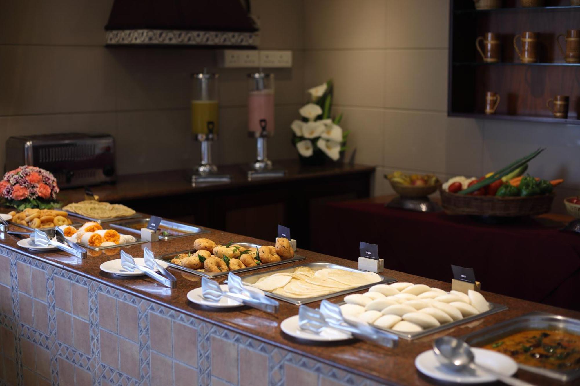 Issacs Residency Hotel Мунар Екстериор снимка