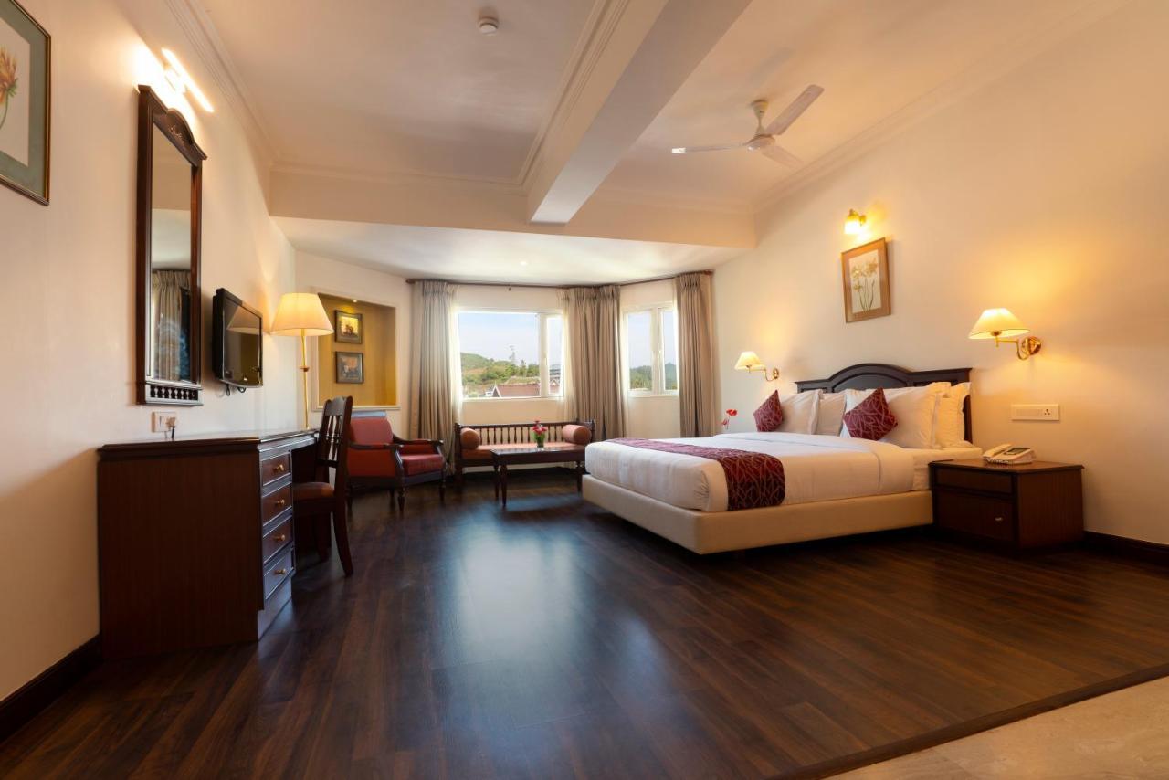 Issacs Residency Hotel Мунар Екстериор снимка