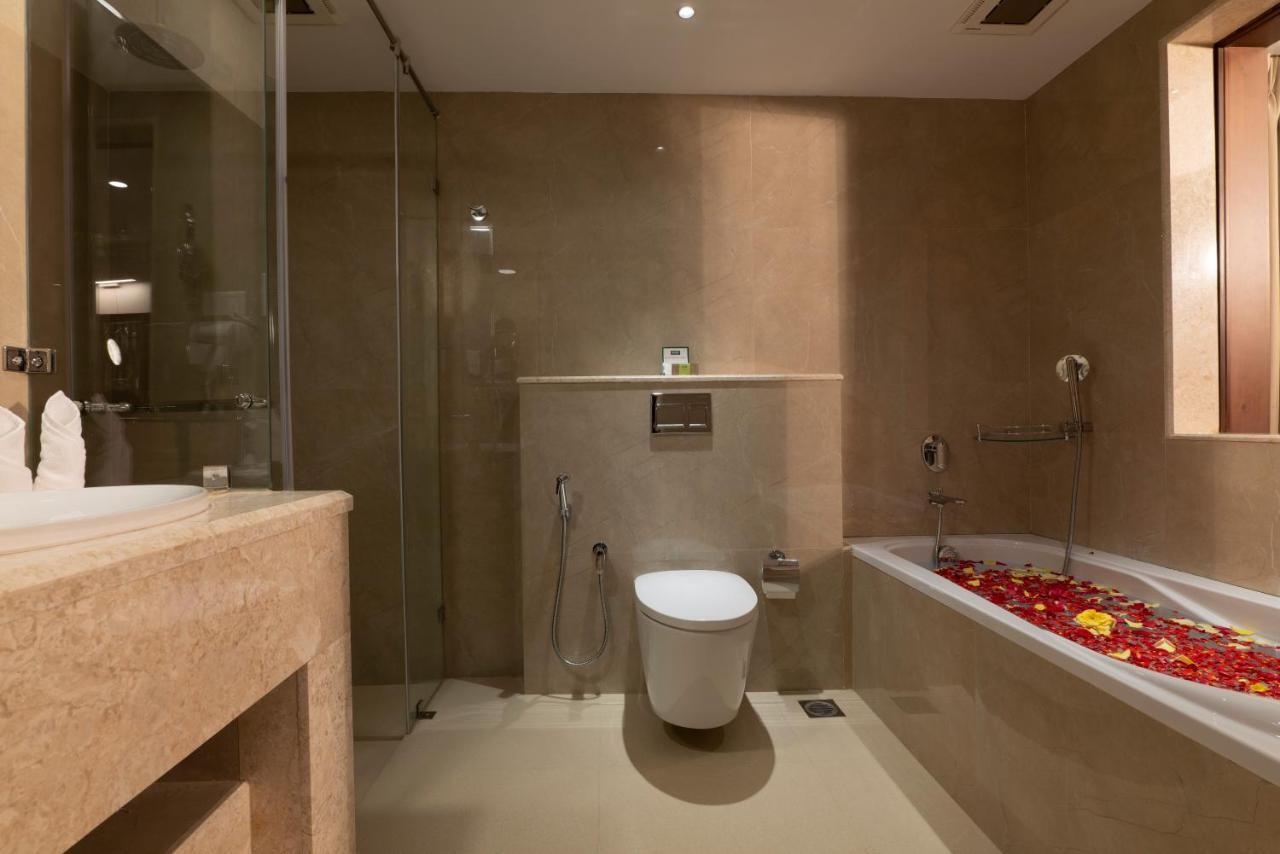 Issacs Residency Hotel Мунар Екстериор снимка
