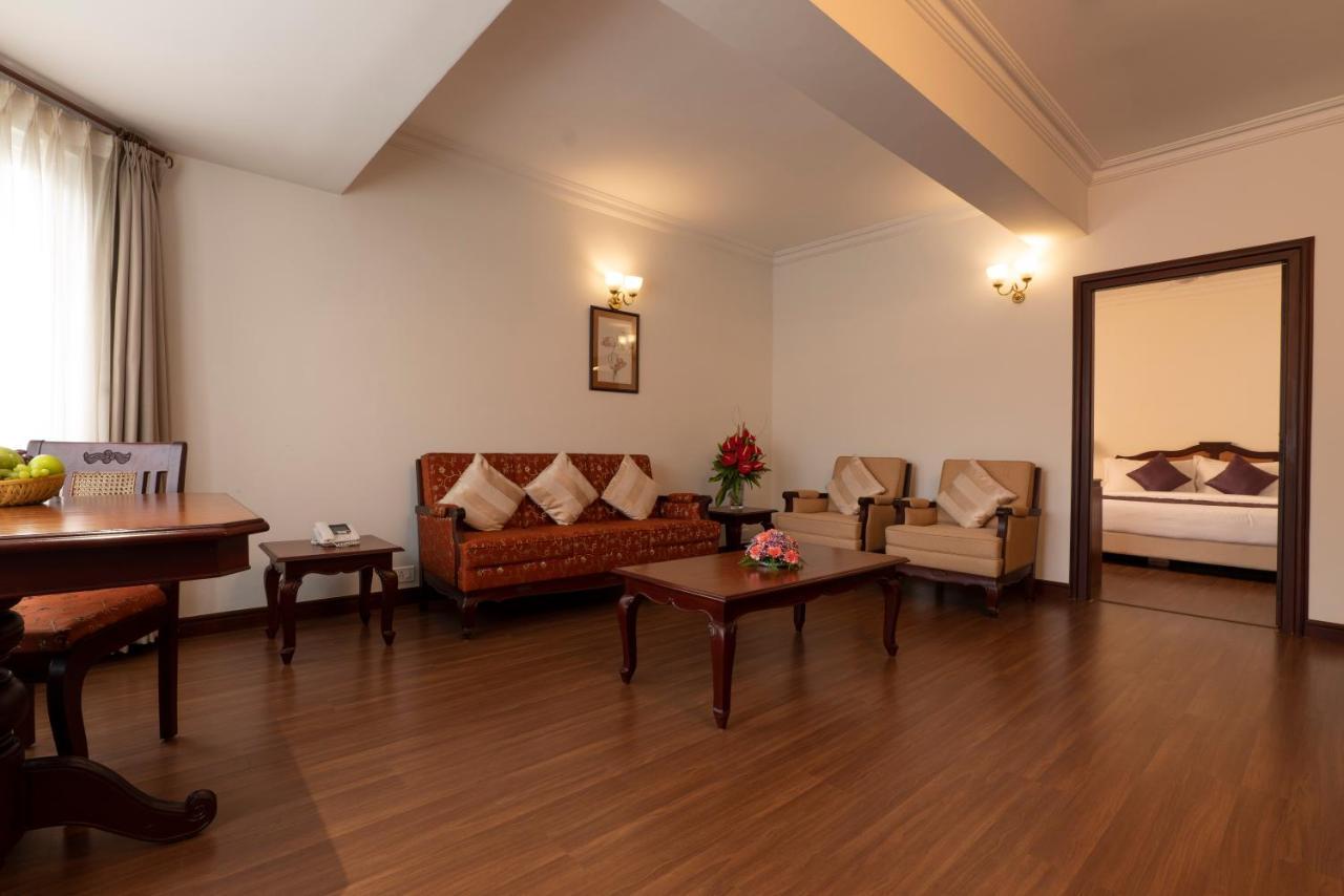 Issacs Residency Hotel Мунар Екстериор снимка