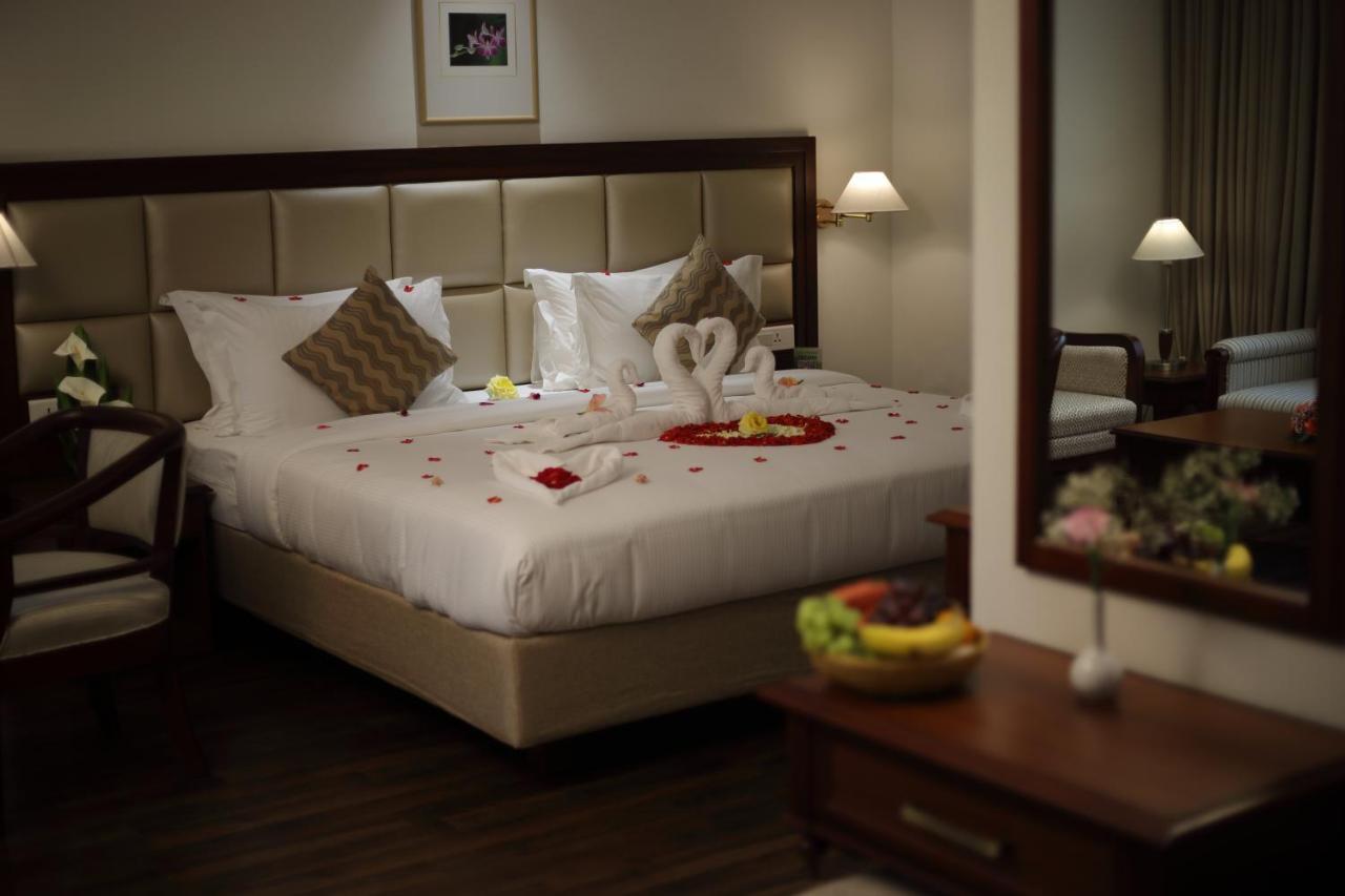 Issacs Residency Hotel Мунар Екстериор снимка