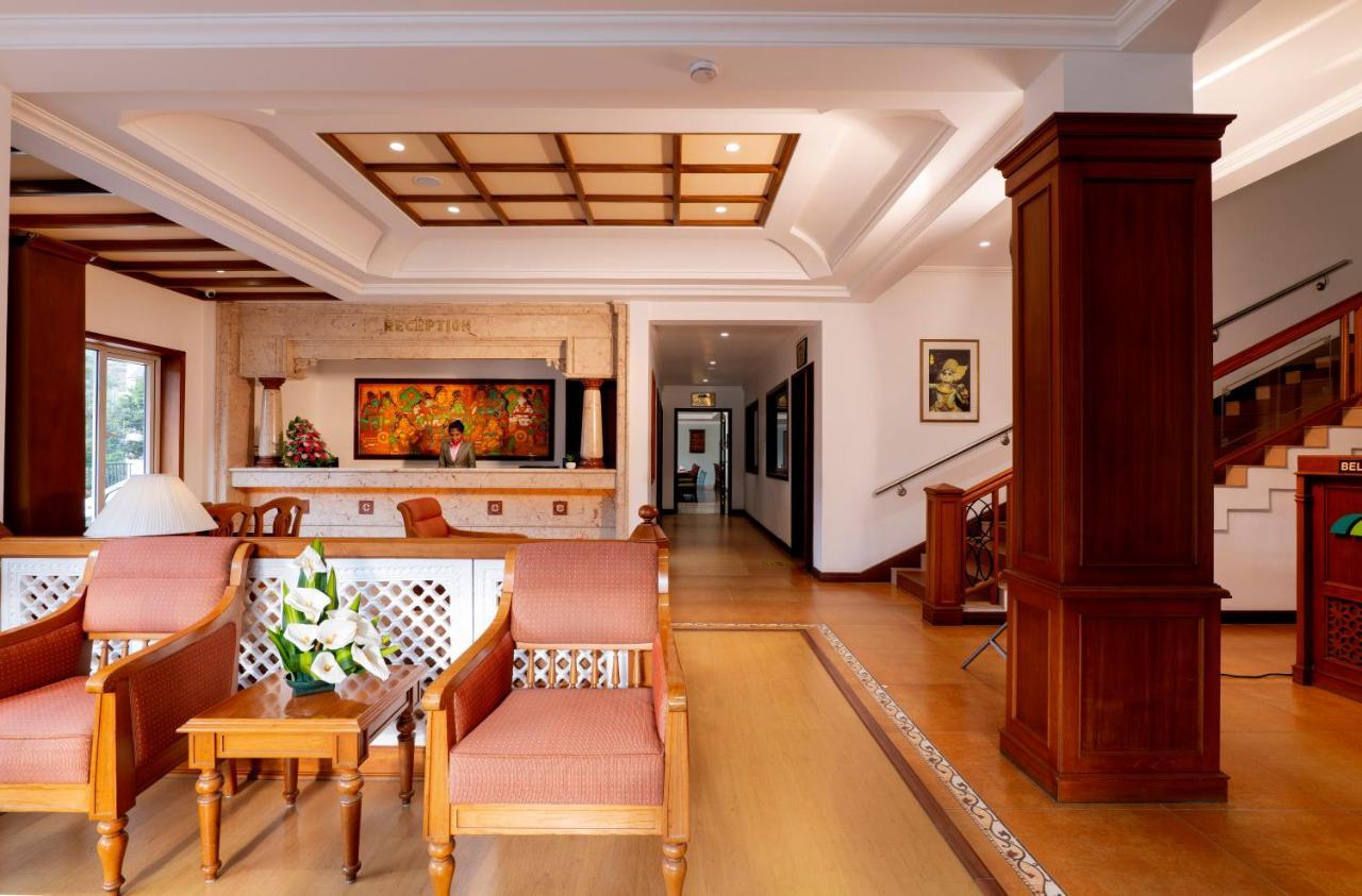 Issacs Residency Hotel Мунар Екстериор снимка