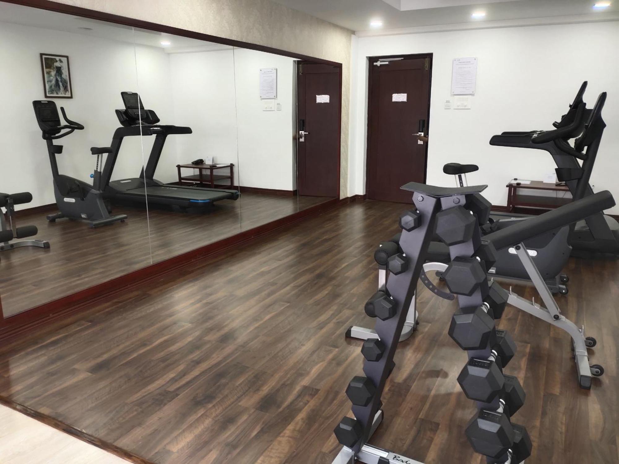 Issacs Residency Hotel Мунар Екстериор снимка