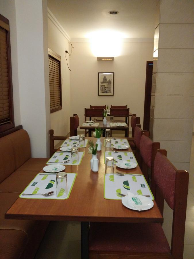 Issacs Residency Hotel Мунар Екстериор снимка
