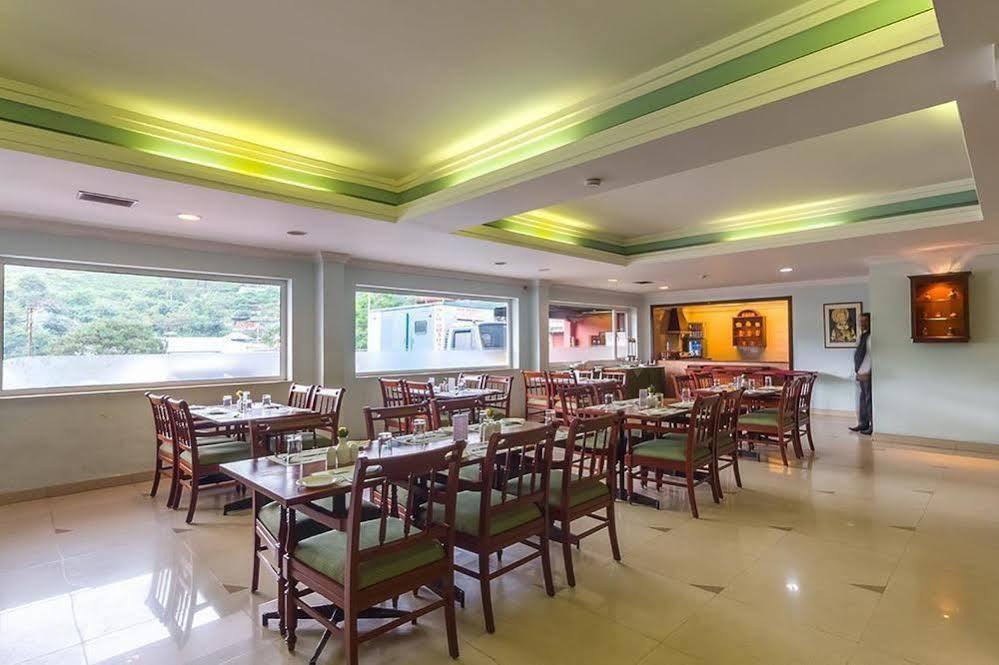 Issacs Residency Hotel Мунар Екстериор снимка