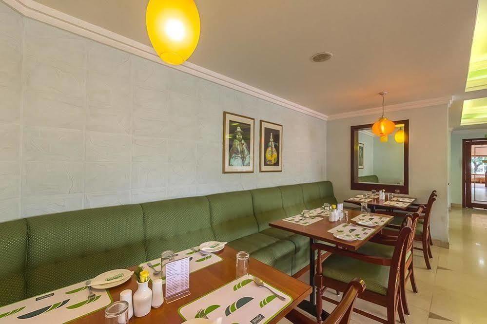 Issacs Residency Hotel Мунар Екстериор снимка
