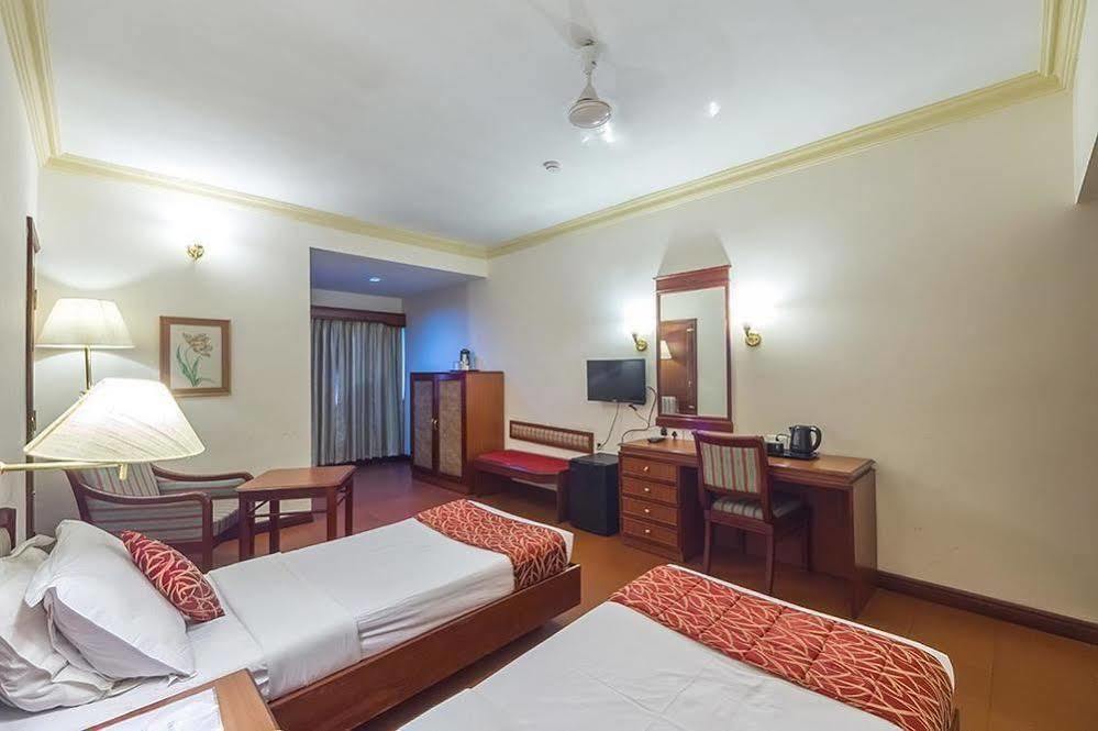 Issacs Residency Hotel Мунар Екстериор снимка