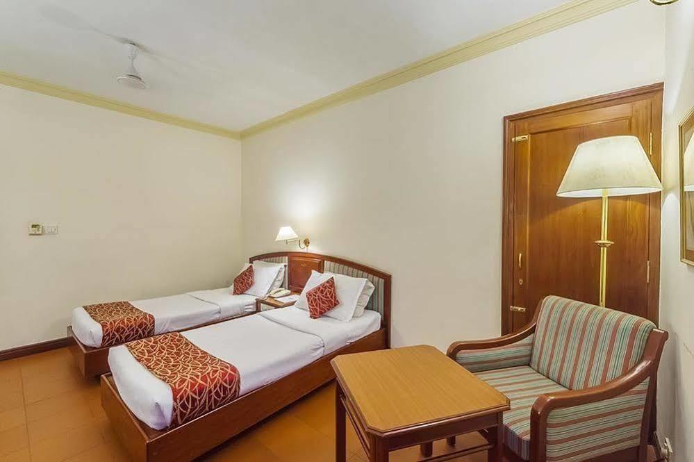 Issacs Residency Hotel Мунар Екстериор снимка