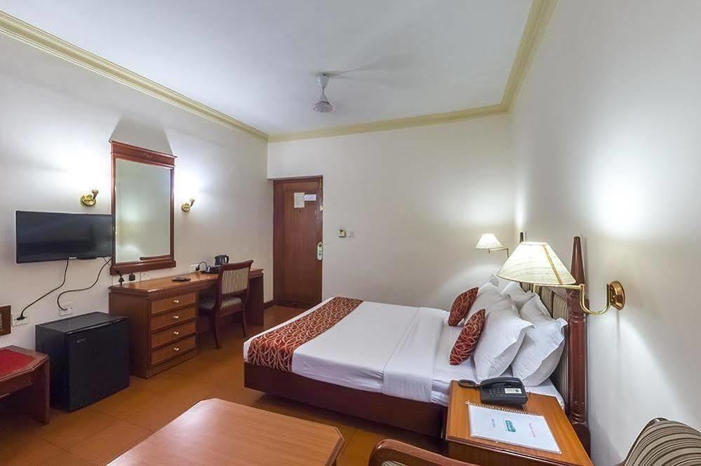 Issacs Residency Hotel Мунар Екстериор снимка