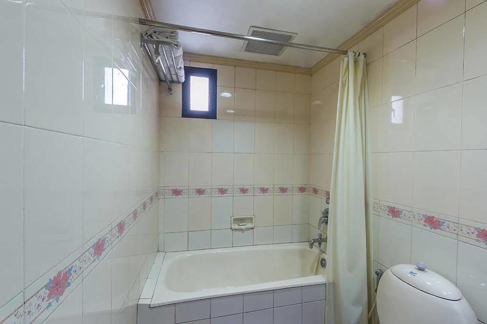 Issacs Residency Hotel Мунар Екстериор снимка