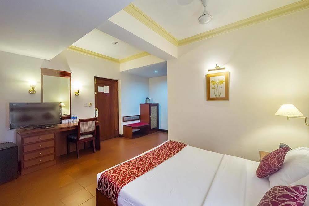 Issacs Residency Hotel Мунар Екстериор снимка