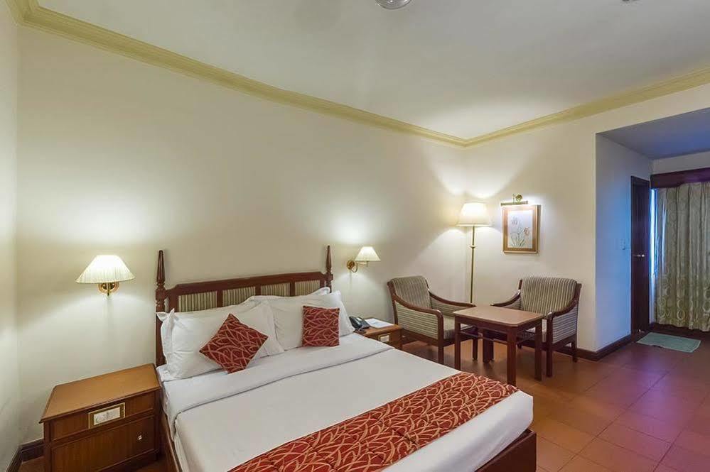 Issacs Residency Hotel Мунар Екстериор снимка