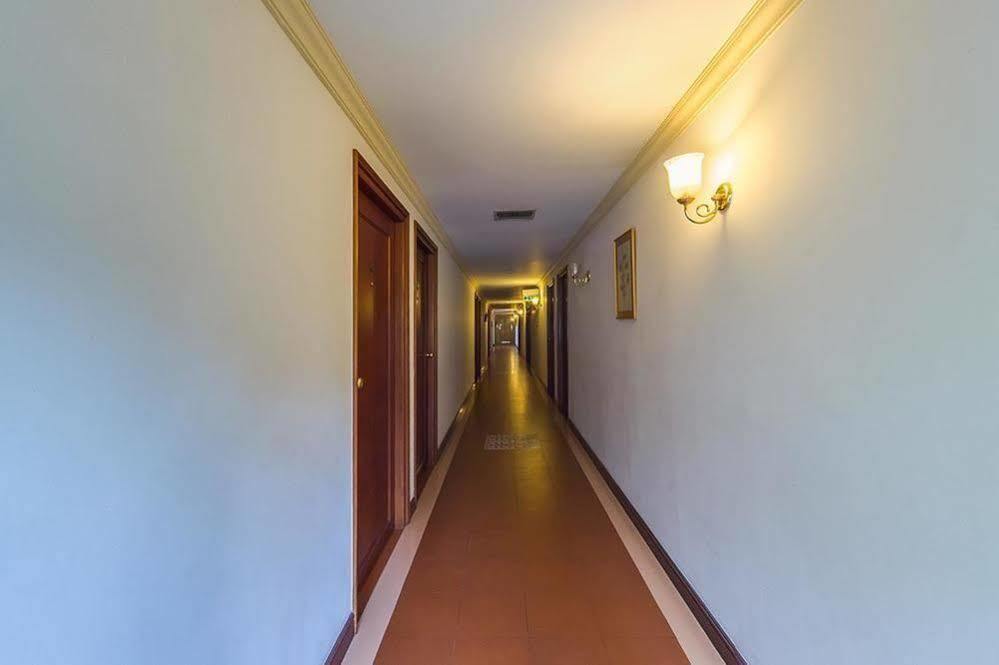 Issacs Residency Hotel Мунар Екстериор снимка