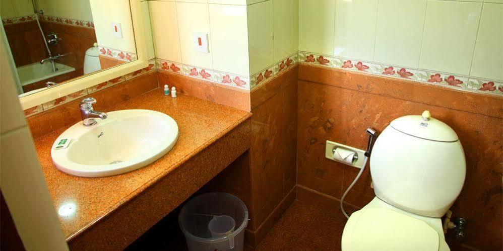 Issacs Residency Hotel Мунар Екстериор снимка