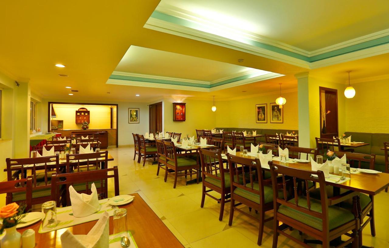 Issacs Residency Hotel Мунар Екстериор снимка