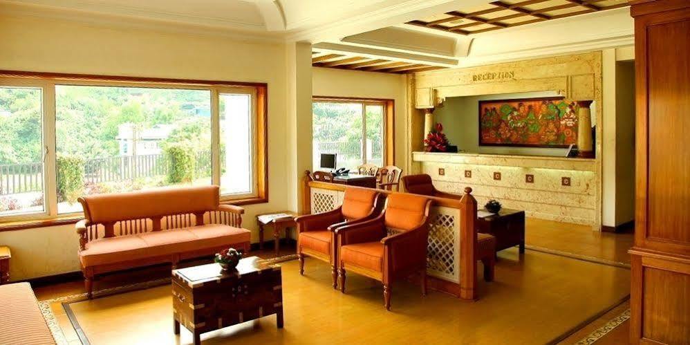 Issacs Residency Hotel Мунар Екстериор снимка